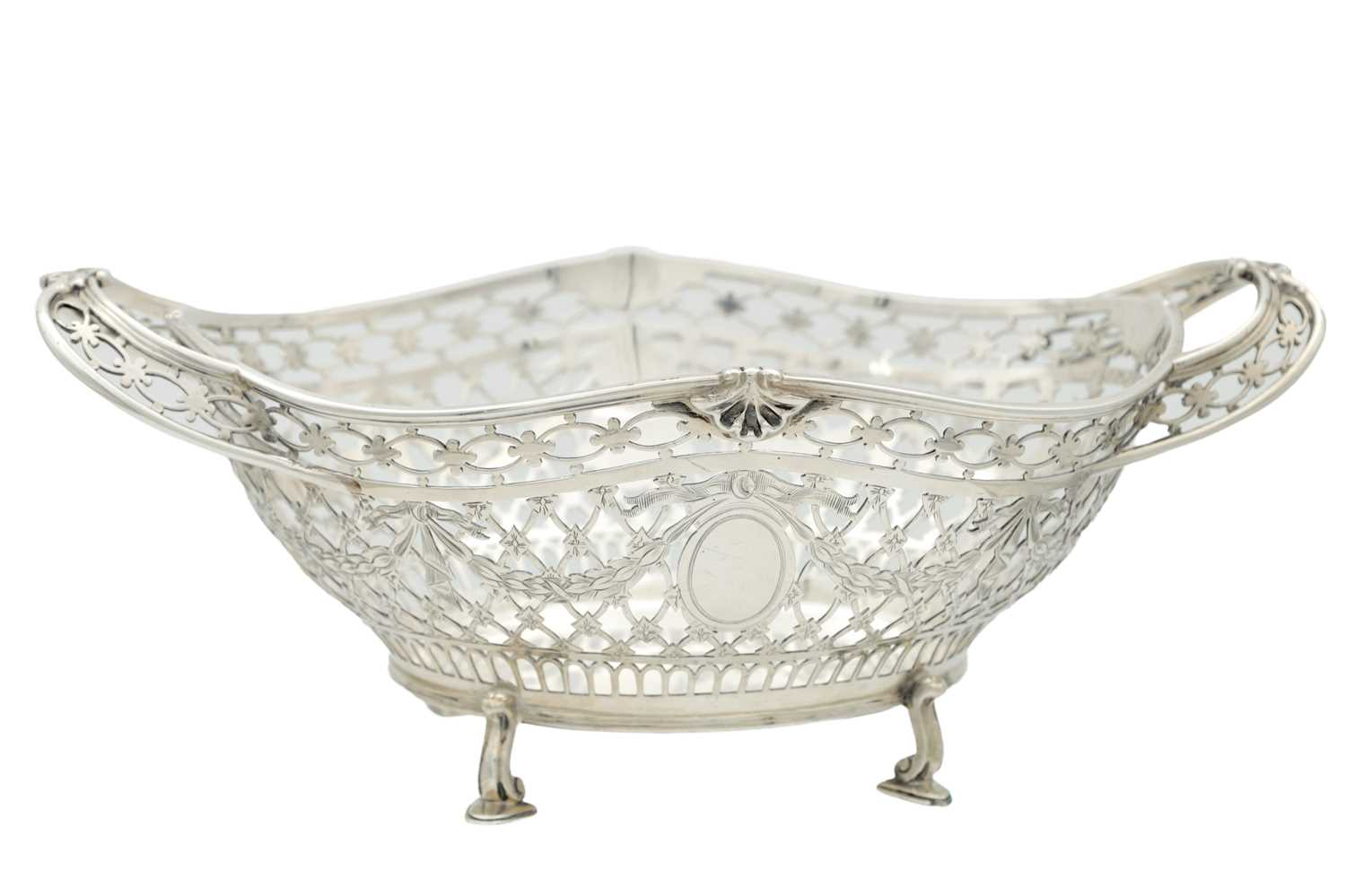 Lot 181 - AN EARLY 20TH CENTURY SILVER PIERCED DISH