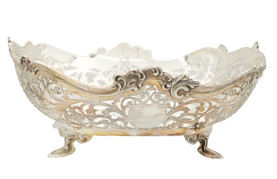 Lot 113 - AN EARLY 20TH CENTURY SILVER PIERCED DISH