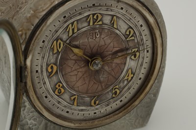 Lot 1 - A 1920'S RENE LALIQUE 'EGLANTINE' MANTEL CLOCK