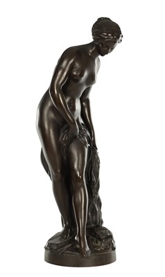 Lot 986 - FERDINAND BARBEDIENNE (1810 - 1892) A LARGE 19TH CENTURY BRONZE FIGURE 'LA BAIGNEUSE'