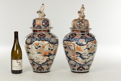 Lot 564 - A GOOD PAIR OF 17TH CENTURY JAPANESE IMARI VASES AND COVERS