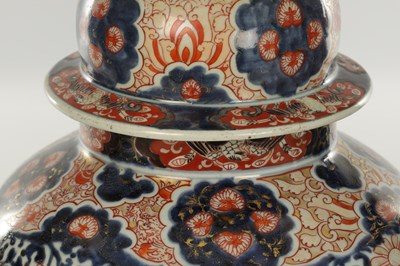 Lot 564 - A GOOD PAIR OF 17TH CENTURY JAPANESE IMARI VASES AND COVERS
