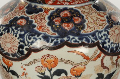 Lot 564 - A GOOD PAIR OF 17TH CENTURY JAPANESE IMARI VASES AND COVERS