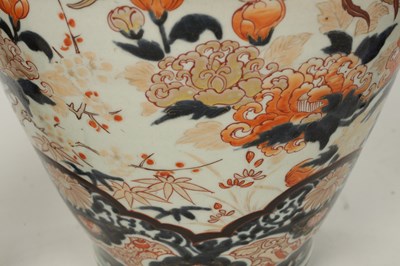 Lot 564 - A GOOD PAIR OF 17TH CENTURY JAPANESE IMARI VASES AND COVERS