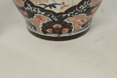 Lot 564 - A GOOD PAIR OF 17TH CENTURY JAPANESE IMARI VASES AND COVERS