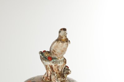 Lot 564 - A GOOD PAIR OF 17TH CENTURY JAPANESE IMARI VASES AND COVERS