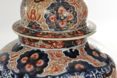 Lot 564 - A GOOD PAIR OF 17TH CENTURY JAPANESE IMARI VASES AND COVERS