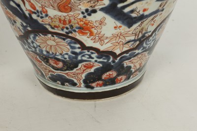 Lot 564 - A GOOD PAIR OF 17TH CENTURY JAPANESE IMARI VASES AND COVERS