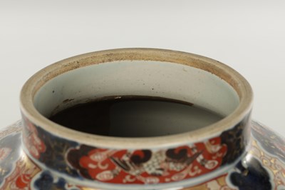 Lot 564 - A GOOD PAIR OF 17TH CENTURY JAPANESE IMARI VASES AND COVERS