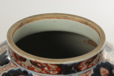 Lot 564 - A GOOD PAIR OF 17TH CENTURY JAPANESE IMARI VASES AND COVERS