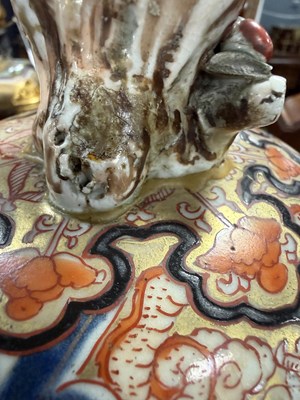 Lot 564 - A GOOD PAIR OF 17TH CENTURY JAPANESE IMARI VASES AND COVERS