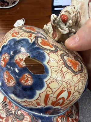 Lot 564 - A GOOD PAIR OF 17TH CENTURY JAPANESE IMARI VASES AND COVERS