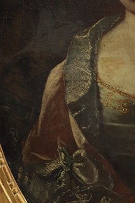Lot 656 - AN 18TH CENTURY OIL ON CANVAS OVAL HALF LENGTH PORTRAIT OF A YOUNG LADY