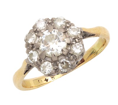 Lot 336 - A 20TH CENTURY 18CT GOLD DIAMOND CLUSTER RING