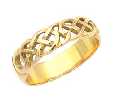 Lot 343 - AN 18CT GOLD CELTIC LATTICE RING