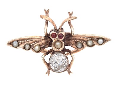 Lot 291 - A FRENCH GOLD AND DIAMOND SCARF CLIP IN THE FORM OF AN INSECT