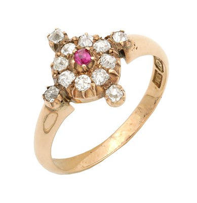 Lot 265 - AN EARLY 20TH CENTURY 15CT GOLD, DIAMOND AND RUBY RING RETAILED BY OGDEN