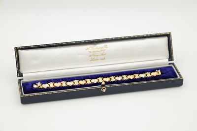 Lot 390 - AN 18CT THREE-COLOUR GOLD HEART-LINK BRACELET