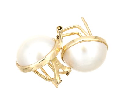 Lot 351 - A LATE 20TH CENTURY 14CT GOLD AND MABE PEARL PAIR OF EARRINGS