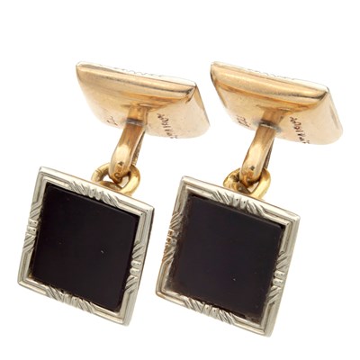 Lot 386 - AN EARLY 20TH CENTURY 18CT GOLD AND BLACK ONYX PAIR OF CUFFLINKS
