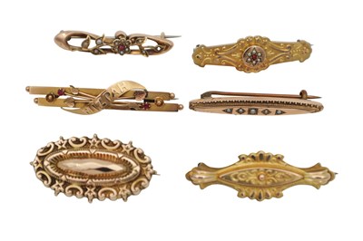 Lot 327 - A COLLECTION OF 9CT GOLD BROOCH