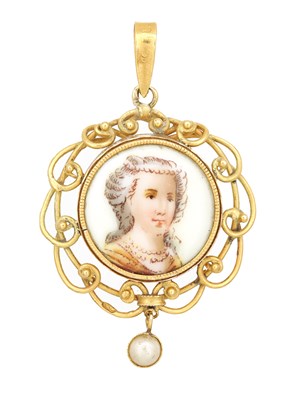 Lot 240 - AN EARLY 20TH CENTURY 18CT GOLD AND PORCELAIN PORTRAIT PENDANT