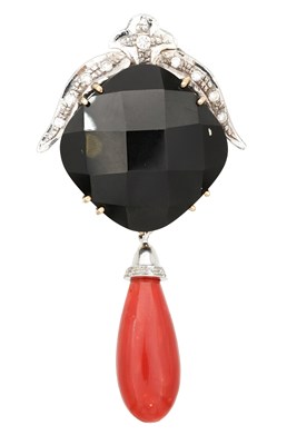 Lot 250 - AN EARLY 20TH CENTURY 18CT GOLD, BLACK ONYX, CORAL AND DIAMOND PENDANT