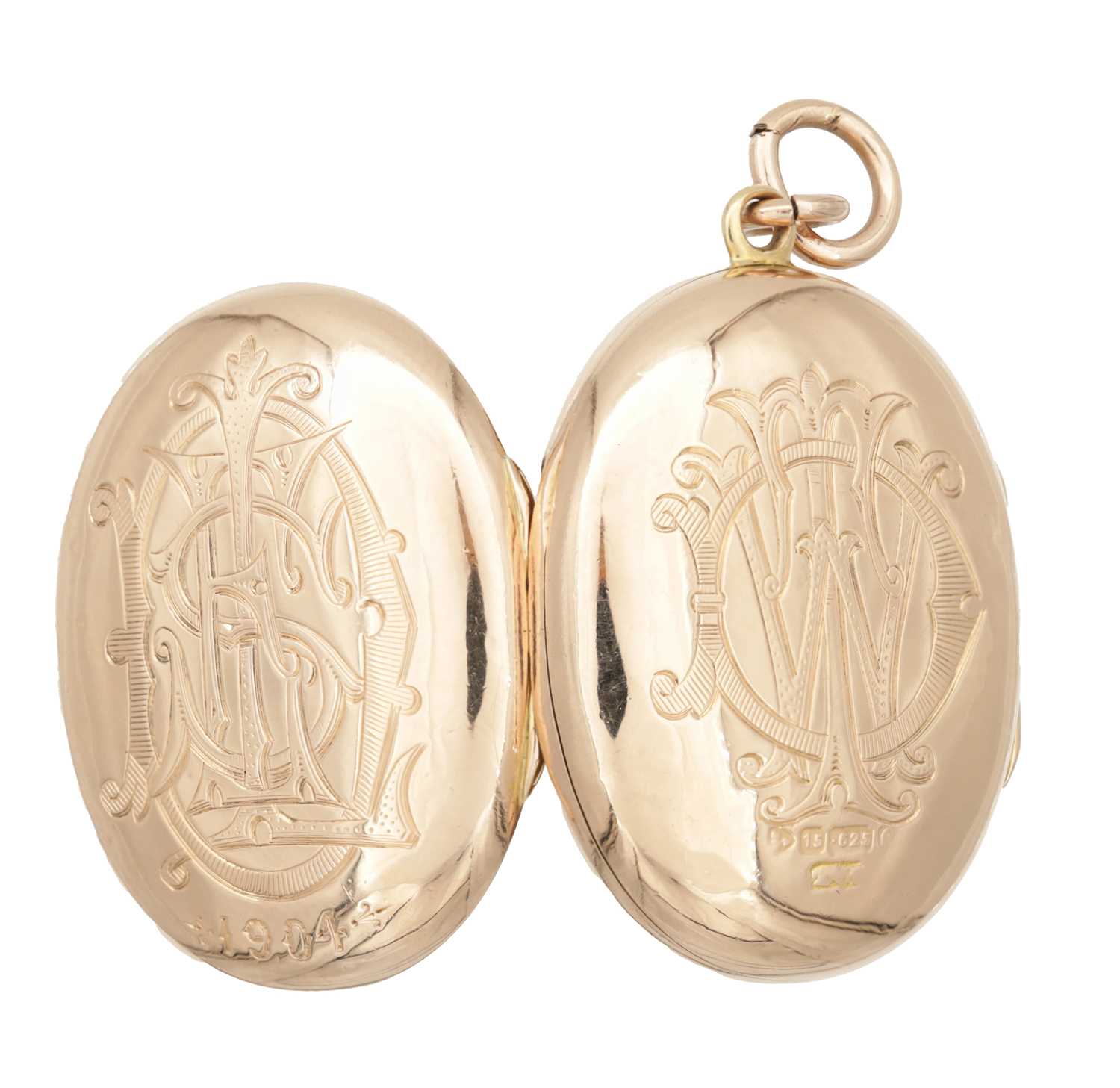 Lot 243 - AN EARLY 20TH CENTURY 15CT GOLD TRIPLET LOCKET
