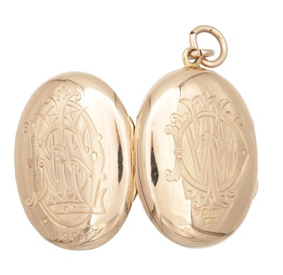 Lot 243 - AN EARLY 20TH CENTURY 15CT GOLD TRIPLET LOCKET