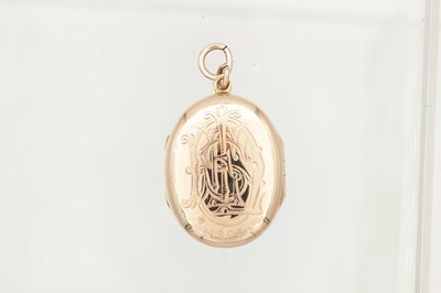 Lot 243 - AN EARLY 20TH CENTURY 15CT GOLD TRIPLET LOCKET