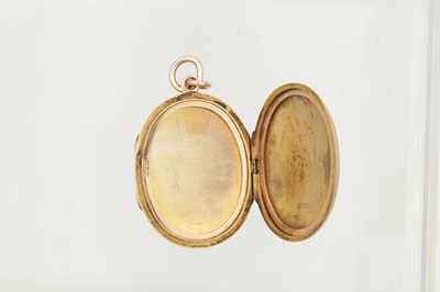 Lot 243 - AN EARLY 20TH CENTURY 15CT GOLD TRIPLET LOCKET