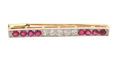 Lot 239 - AN 18CT GOLD DIAMOND AND RUBY BAR BROOCH