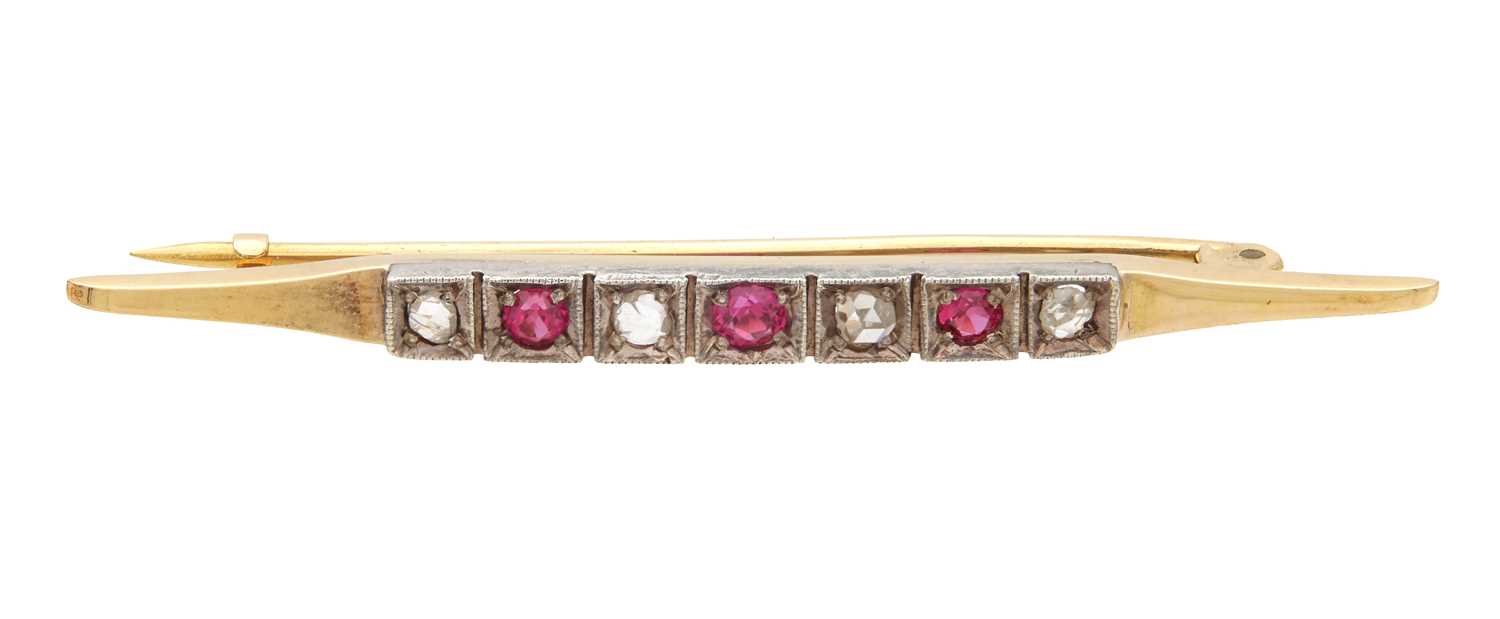 Lot 289 - AN 18CT GOLD AND PLATINUM DIAMOND AND RUBY BAR BROOCH