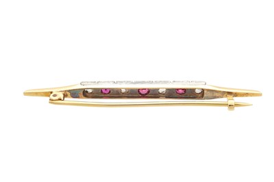 Lot 289 - AN 18CT GOLD AND PLATINUM DIAMOND AND RUBY BAR BROOCH