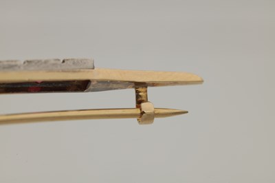 Lot 289 - AN 18CT GOLD AND PLATINUM DIAMOND AND RUBY BAR BROOCH