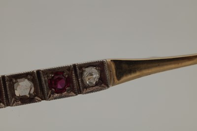 Lot 289 - AN 18CT GOLD AND PLATINUM DIAMOND AND RUBY BAR BROOCH
