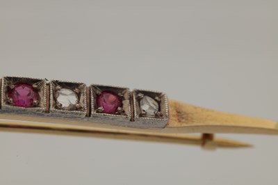Lot 289 - AN 18CT GOLD AND PLATINUM DIAMOND AND RUBY BAR BROOCH