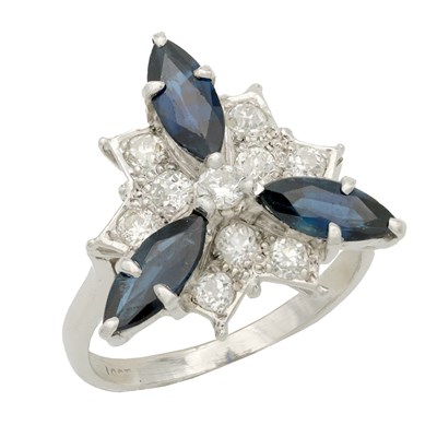 Lot 237 - AN 18CT GOLD DIAMOND AND SAPPHIRE RING