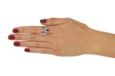 Lot 237 - AN 18CT GOLD DIAMOND AND SAPPHIRE RING