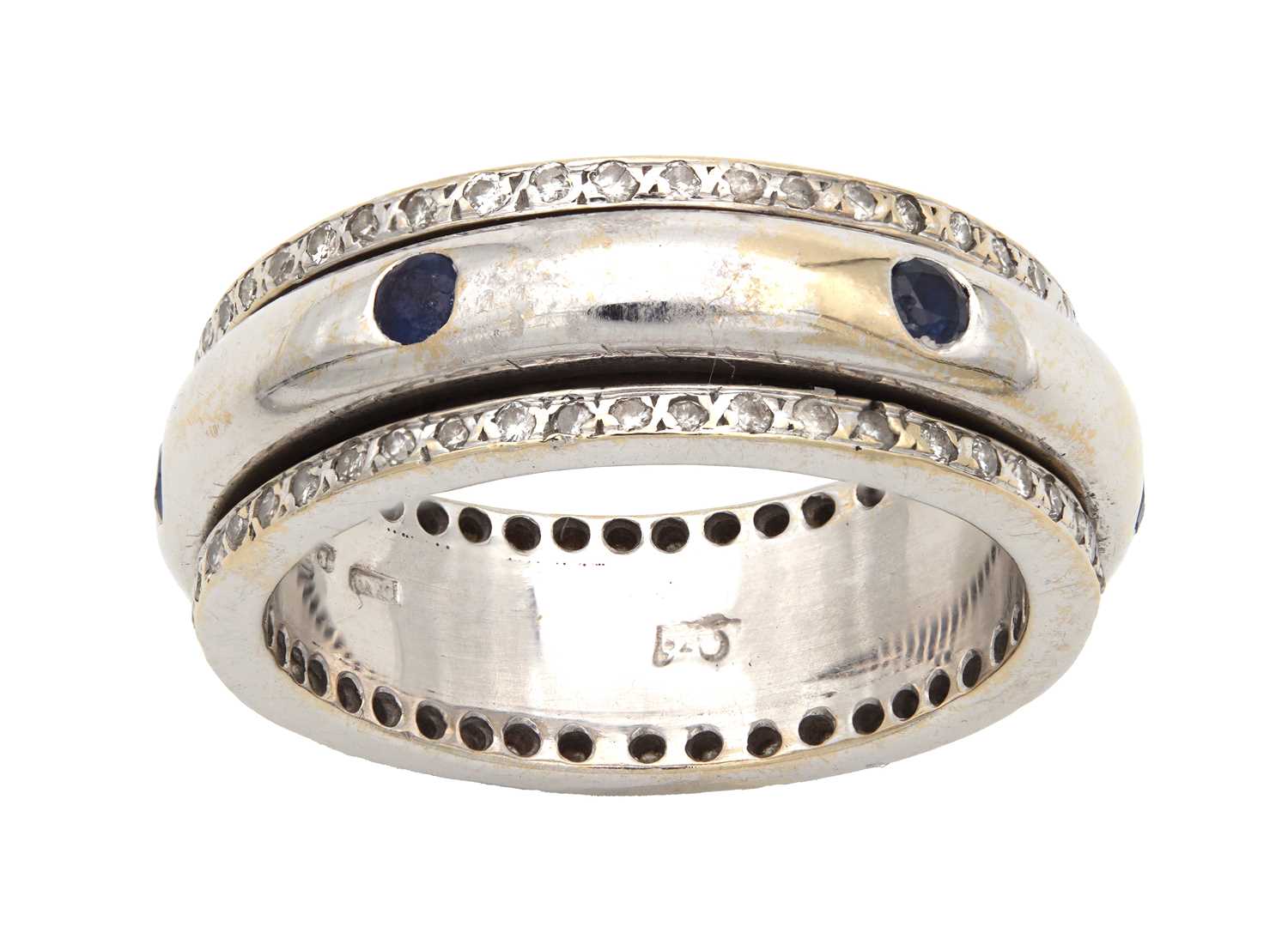 Lot 334 - AN 18CT GOLD SAPPHIRE AND DIAMOND MOTION RING