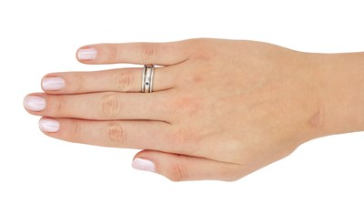 Lot 334 - AN 18CT GOLD SAPPHIRE AND DIAMOND MOTION RING