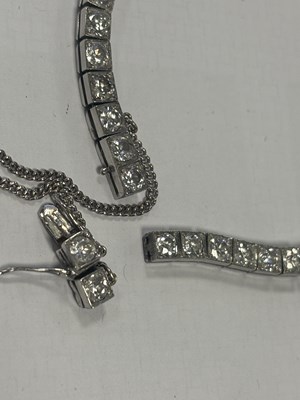 Lot 272 - A LADIES' 18CT WHITE GOLD DIAMOND TENNIS BRACELET