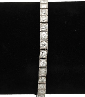 Lot 272 - A LADIES' 18CT WHITE GOLD DIAMOND TENNIS BRACELET