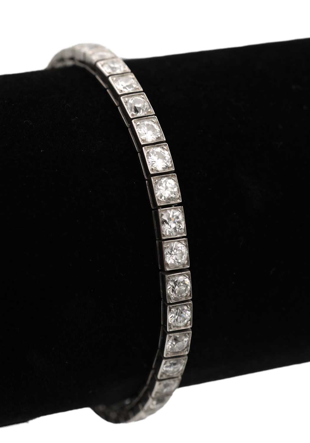 Lot 272 - A LADIES' 18CT WHITE GOLD DIAMOND TENNIS BRACELET