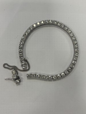 Lot 272 - A LADIES' 18CT WHITE GOLD DIAMOND TENNIS BRACELET