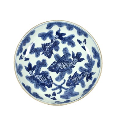 Lot 486 - AN 18TH CENTURY CHINESE BLUE AND WHITE PORCELAIN CHARGER