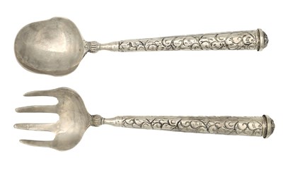Lot 529 - A PAIR OF EARLY 20TH CENTURY CHINESE SILVER METAL SERVING SPOON AND FORK