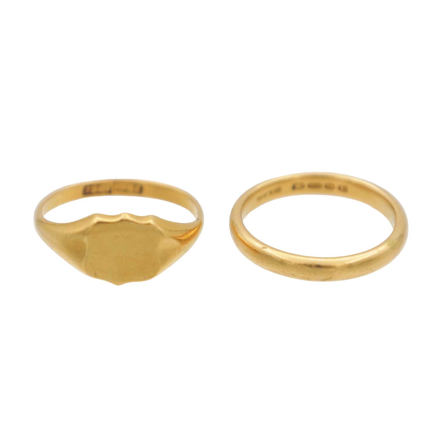 Lot 282 - A 22CT HALLMARKED YELLOW GOLD WEDDING BAND AND A 22CT GOLD SIGNET RING