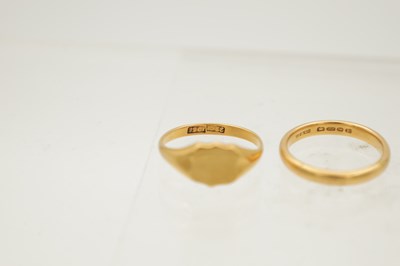 Lot 282 - A 22CT HALLMARKED YELLOW GOLD WEDDING BAND AND A 22CT GOLD SIGNET RING