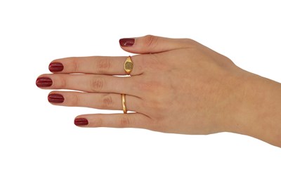 Lot 282 - A 22CT HALLMARKED YELLOW GOLD WEDDING BAND AND A 22CT GOLD SIGNET RING
